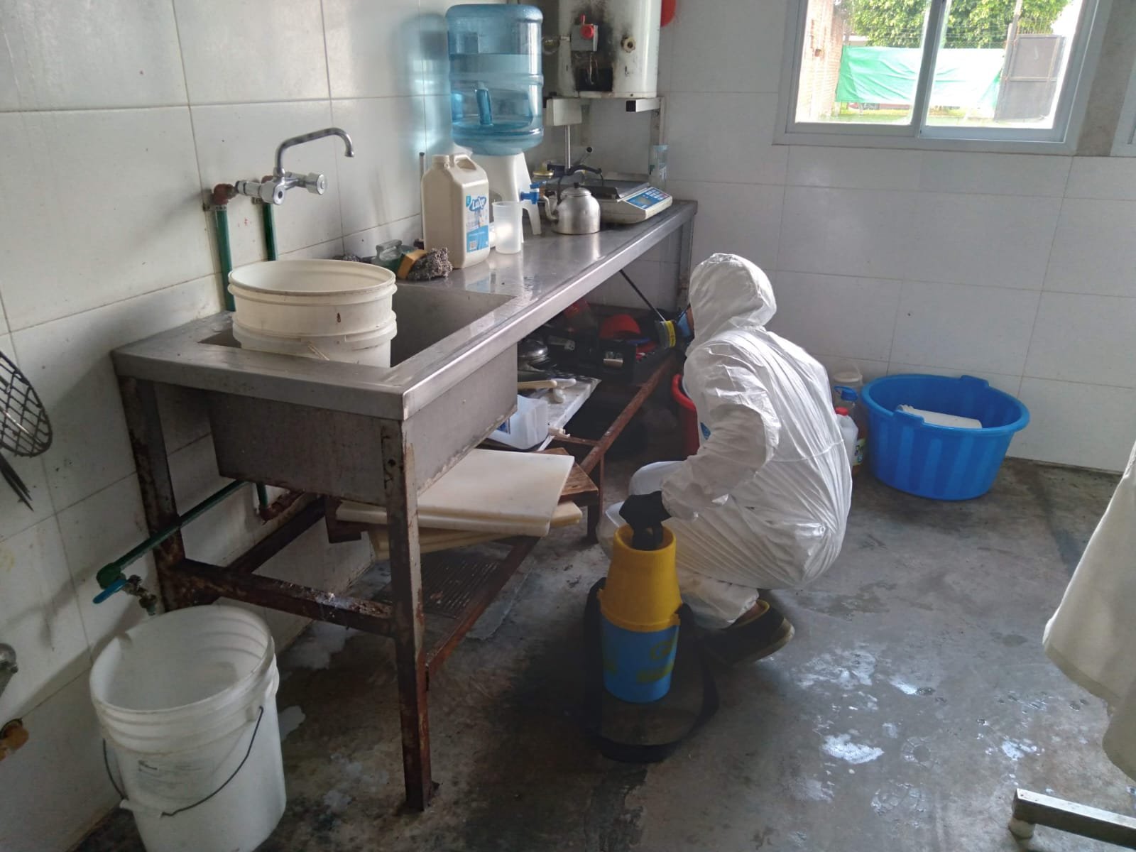 Operario realizando aplicaci&oacute;n