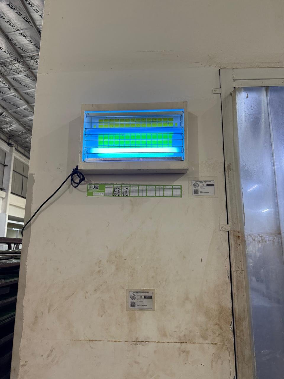 Dispositivo luminoso de monitoreo instalado